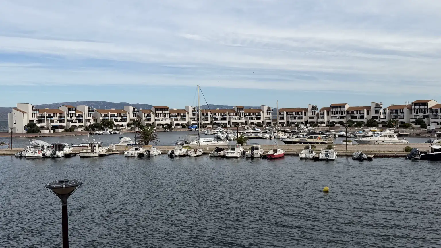 La marina de Cap Coudalère, entre lagune et Pyrénées