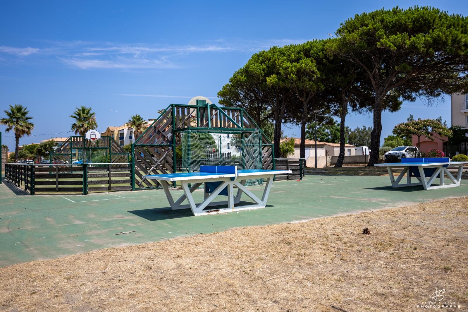 Les tables de ping-pong et l'aire de jeux de Cap Coudalère