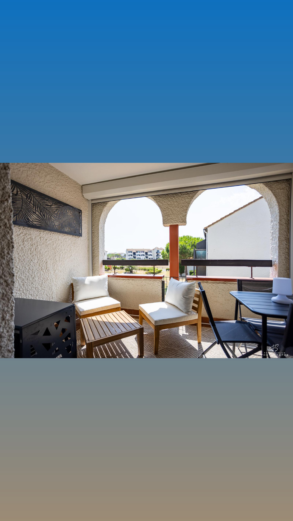 Terrasse à arcades du Duplex T2, vue sur la résidence