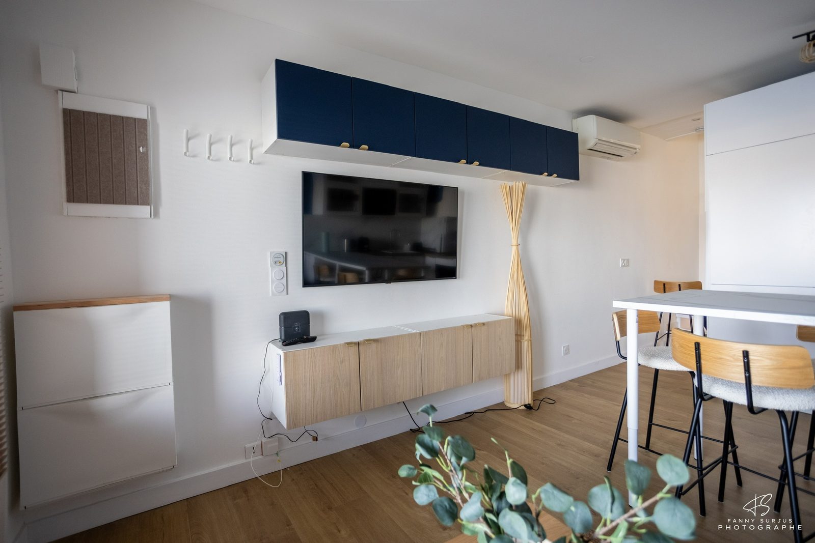 Coin salon avec TV du Triplex T4