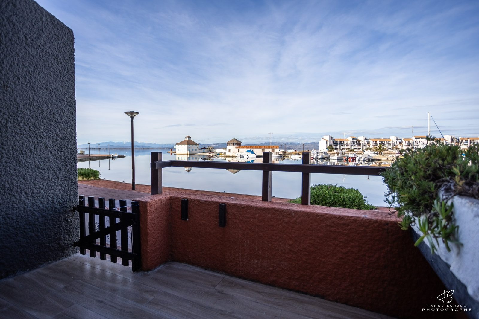Vue sur le port et le lac depuis la terrasse du Triplex T4